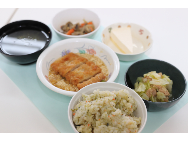 本日の誕生日会のメニューは…菜の花の混ぜごはん🍚豚カツ卵とじ🐷きのこ炒め🍄キャベツのしそ和え🥬すまし汁🥣ケーキ🍰でした😋