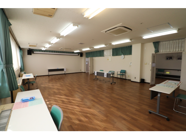 会議室が投票所に変身😧