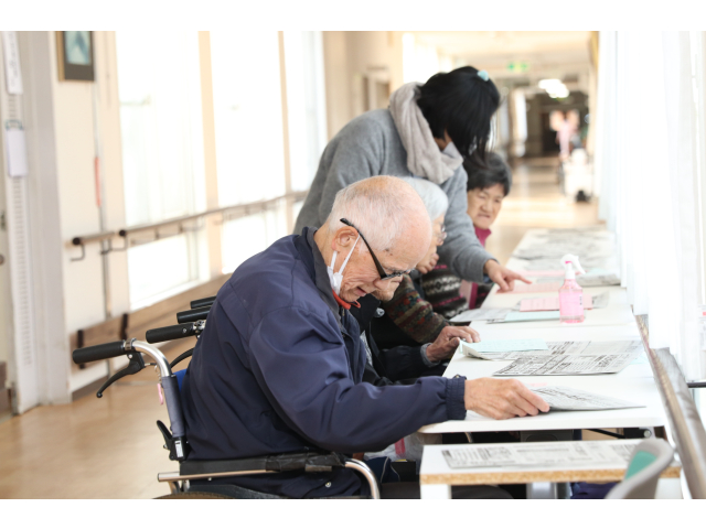 皆さん投票の順番待ちをしながら選挙新聞に目を通していました📰