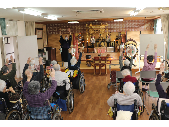 坐禅前に深呼吸をし💨