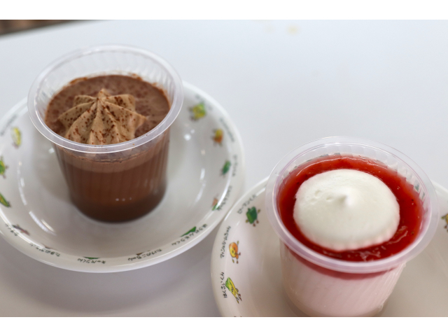 本日のデザートの『チョコプリン🍫』と『いちごプリン🍓』