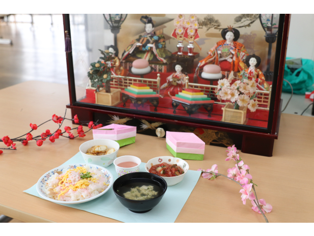 お雛様と本日のお昼ご飯🎎🍣