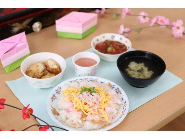 本日の献立は…ちらし寿司🍣ささみの天ぷら🐔角切りサラダ🍅すまし汁🥣三色ゼリー🍮でした😋