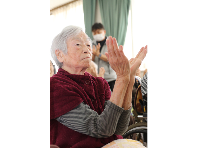 振り付けを一生懸命マネてます🤩