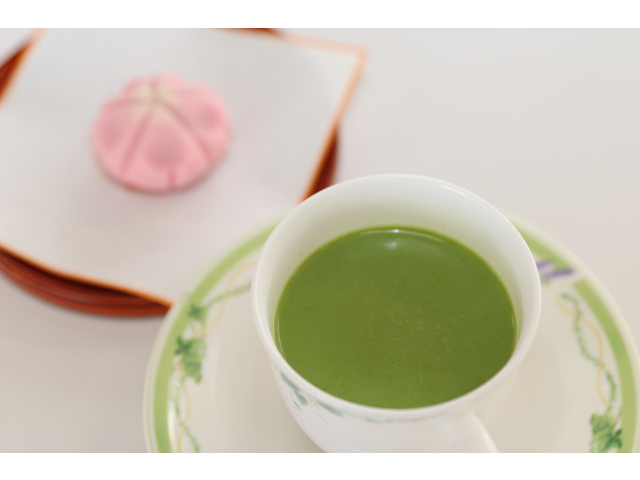 ねりきりに抹茶ラテを添えて🍵