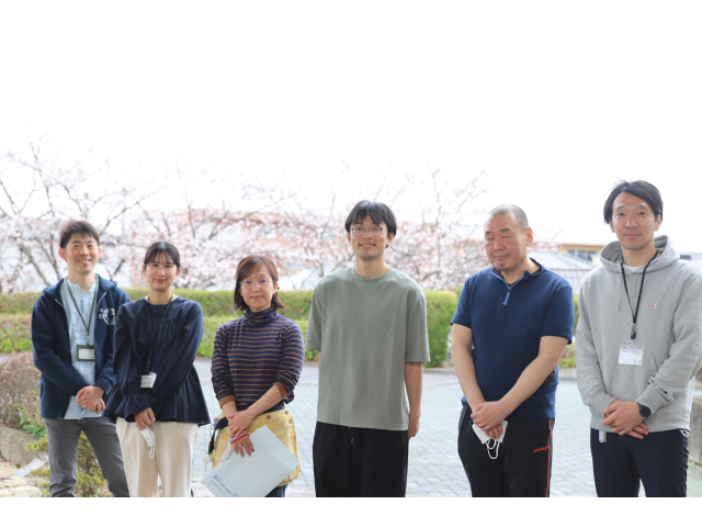 あいにくの天気ですが、桜をバックにパシャリ📸今年度1年間よろしくお願いします🙇