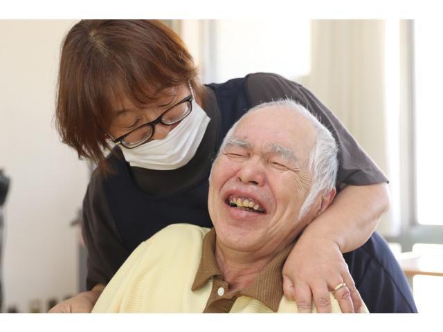 お気に入りの職員さんにお祝いされて嬉しそう🥰