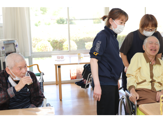 お隣の方もビール片手に嬉しそう🍺