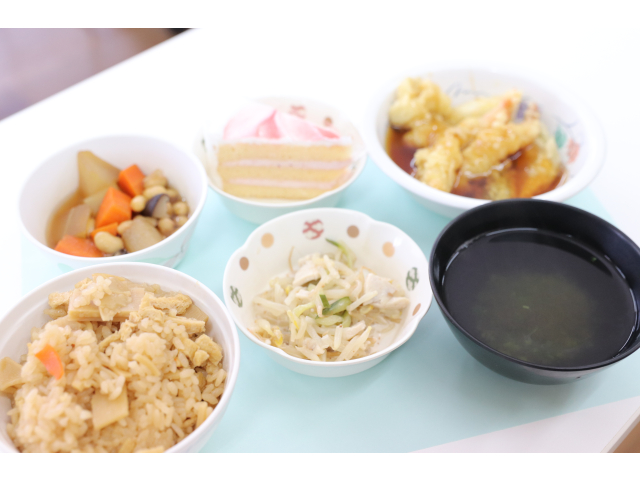 本日の誕生日メニューは🤔・たけのこご飯🍚・天ぷら盛り合わせ🍤・炊き合わせ🍲・もやしのごま和え🥬・すまし汁🥣・ケーキでした😋