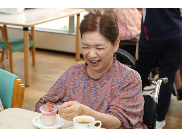 美味しそうなプリンを目の前に笑顔がこぼれます😆