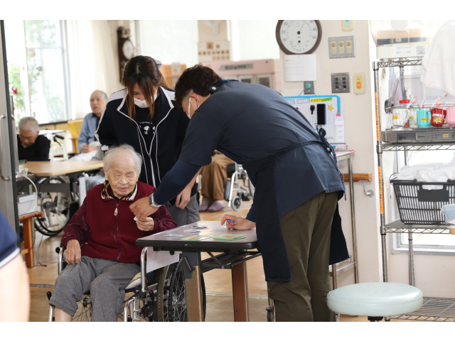 向こうでコレを渡してね😉