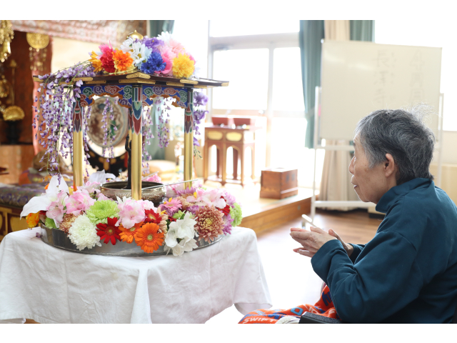 甘茶をかけた後には手を合わせて🙏