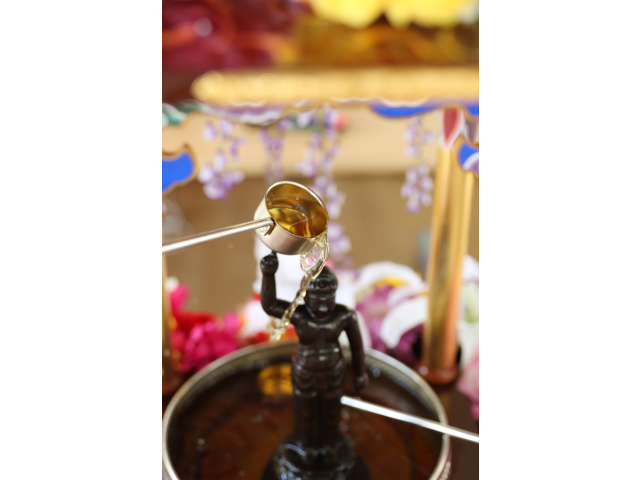 写真の人もお釈迦様に甘茶をかけていました🤗