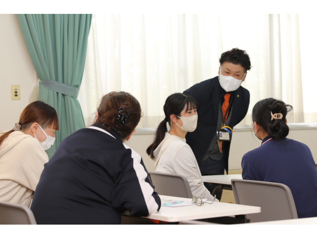 隣の職員とテーマについて話し合いました。