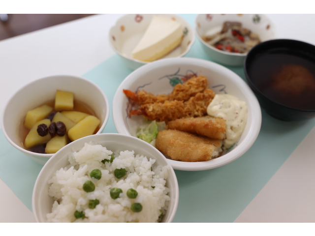 本日の誕生日メニューは🤔・豆ご飯🍚・フライ盛り🍤・さつま芋の煮物🍠・きのこのマリネ🍄・味噌汁🥣・ケーキ🍰でした😋