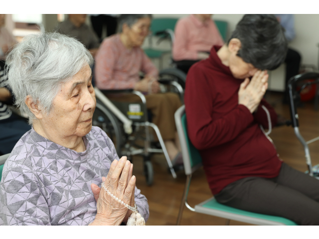 眼を閉じて熱心に手を合わせていました🙏
