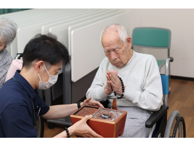 こちらの方は一緒にお経を読んでいました😧