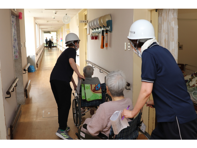 利用者の皆さんの避難誘導開始🧑🏻‍🚒