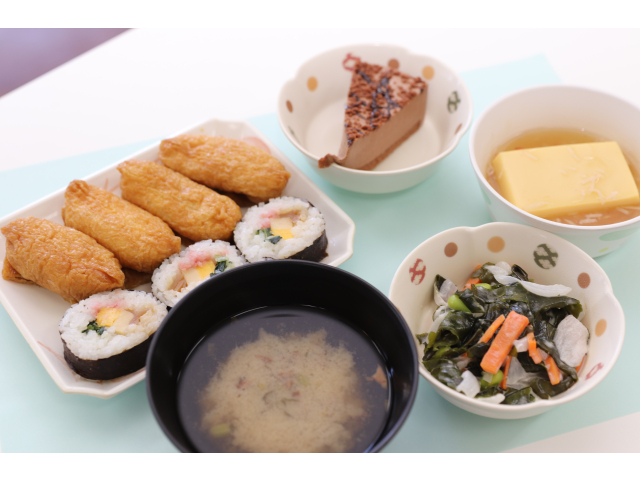 本日のお品書きは……🤔・助六🍣・卵豆腐のカニあんかけ🦀・わかめの和え物🪸・味噌汁🥣・ケーキ🍰でした～～😍