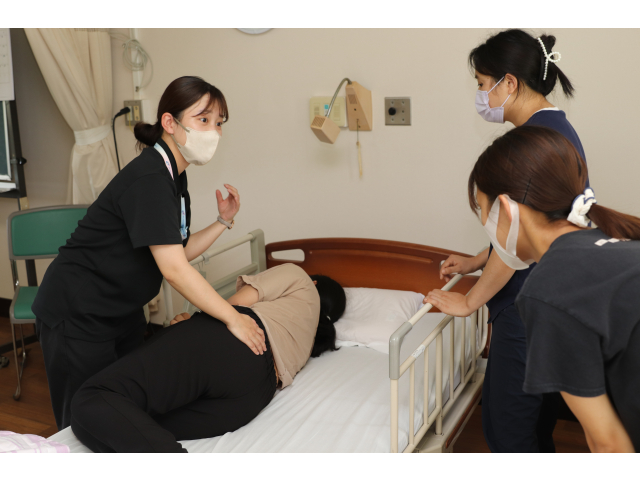 オムツ交換時の体の支え方…😦