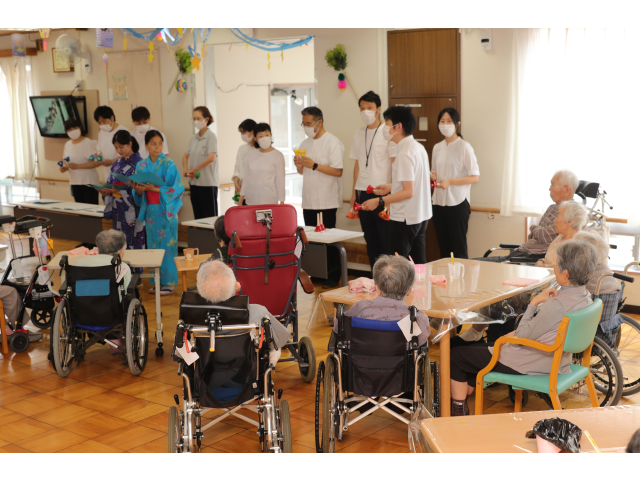 会場はすでにたくさんの方がハンドベル隊の到着を待っていました😯