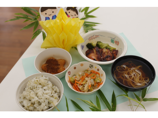 本日の七夕メニューは…・菜めしご飯・鶏肉のみそ焼き・星のコロッケ・白菜の和え物・そうめん汁でした😉