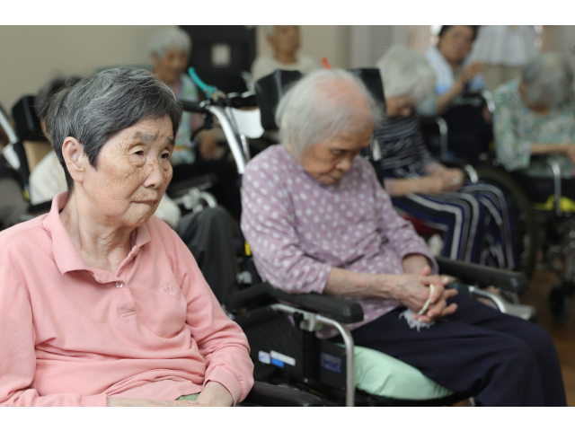 皆さんご住職のお言葉に耳を澄ませています👂