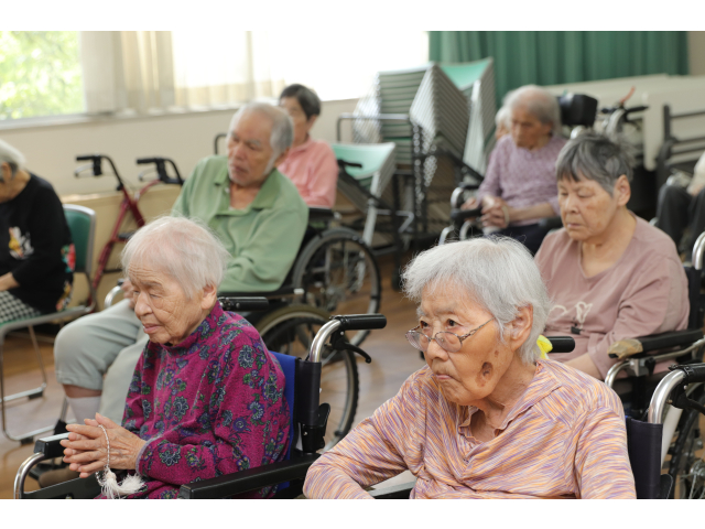 手を合わせたり🙏真剣に聞いていたり👂