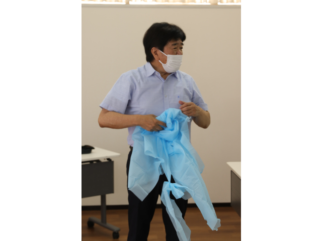 脱いだガウンはこうして丸めて捨てます😌