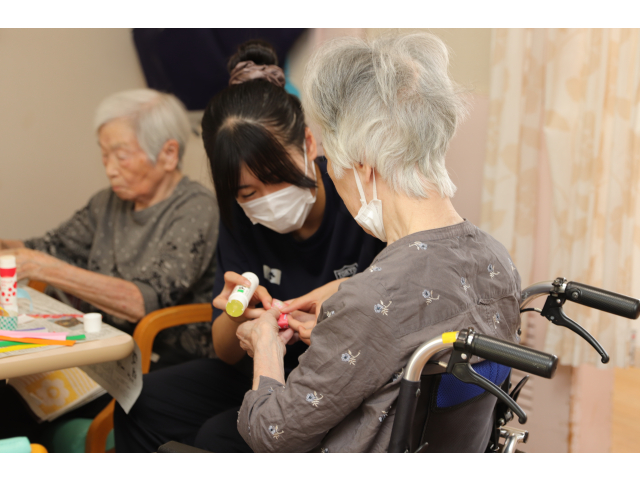 お話しながら利用者さんも笑みがこぼれます😊