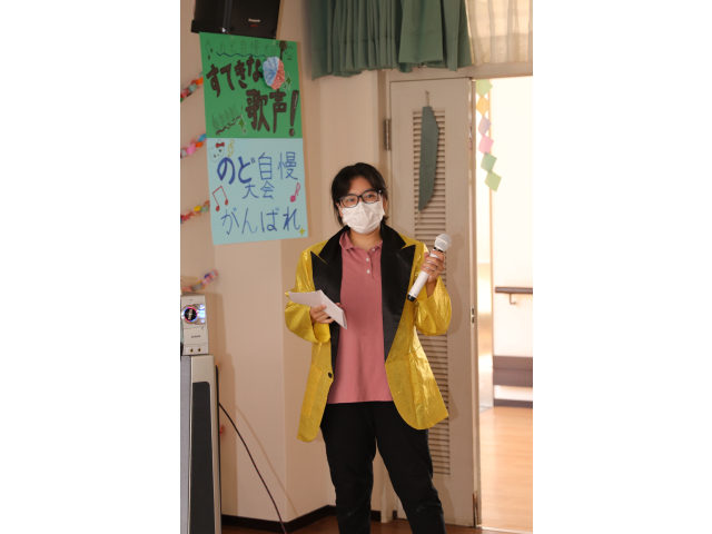 司会の介護員さんも衣装を着てバッチリ👍