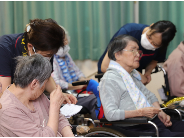 奥では介護員さんに「歌おうよ🎶」と誘われていました🤭