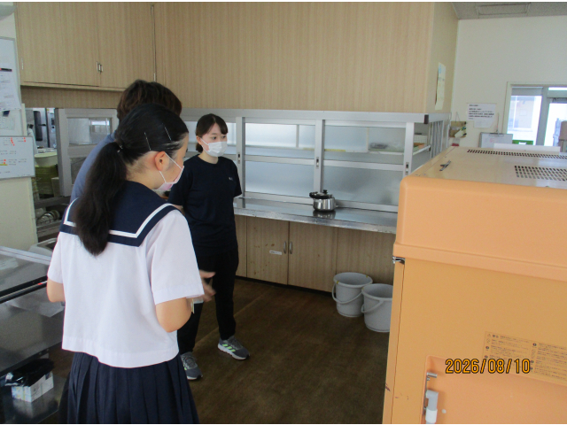 食堂にある温冷配膳車には利用者様のお食事が入っています