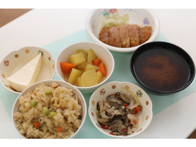 本日の誕生日会メニューは………🤔・枝豆ごはん🫘・とんかつ（梅肉ソースかけ）🐷・さつま芋の煮物🍠・きのこのマリネ🍄・味噌汁🥣・ケーキ🍰でした～～😍
