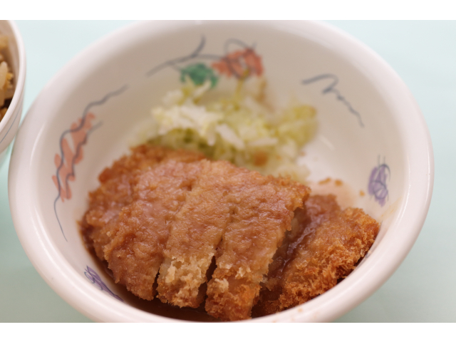 とんかつは梅肉ソースでさっぱりとして食べやすかったです😊
