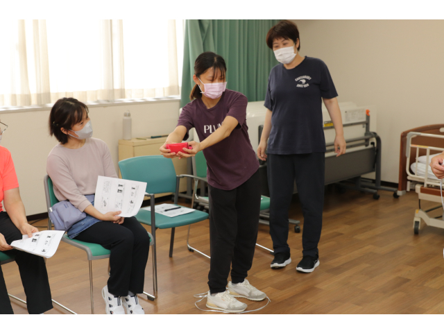 支持基底面の外で持つと「重く」『感じます』😲