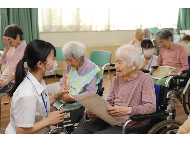 ご住職が来られるまで利用者と談笑中です😆