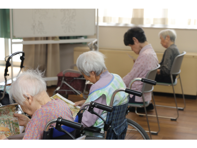 絵を見て、住職の話を聴いて忙しい😅