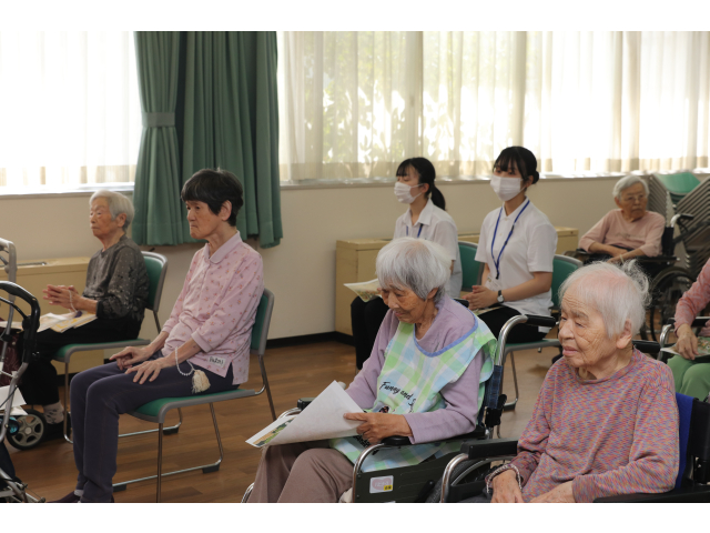 皆さんに混ざり実習生も真剣に聞いています👂