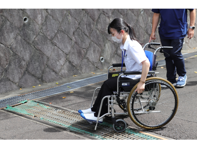 穴あき側溝の渡り方🤔