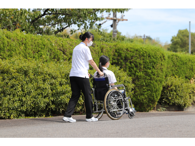 坂道は後ろ向きで介助します🦽