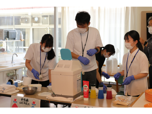 実は次長も学生に混ざりかき氷を作っていました🤭