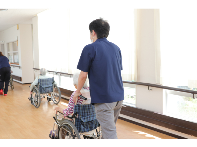 職員のお手伝いしてもらいながら避難😌
