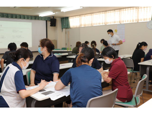 各グループに分かれ検討中🤔