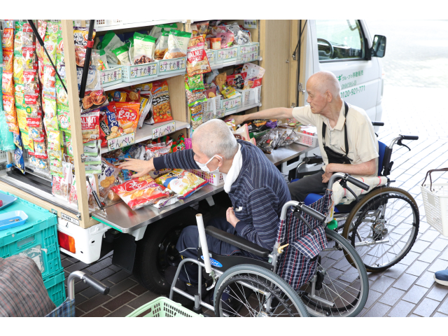 お二人とも真剣な眼つきで選んでいました👀