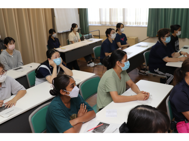皆さん先生の話に耳を傾けています👂