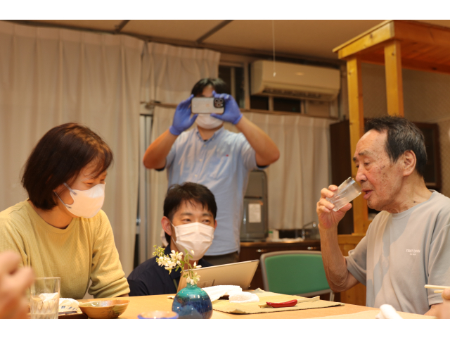 奥で名カメラマンが何か撮ってます📸
