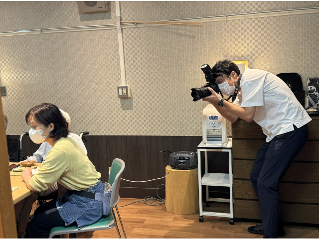 迷カメラマンが「さりげない」1枚を狙ってシャッターを押します📸