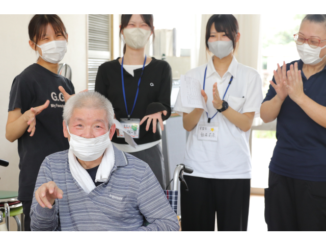 学生二人にもお祝いされて少し照れていました🥰