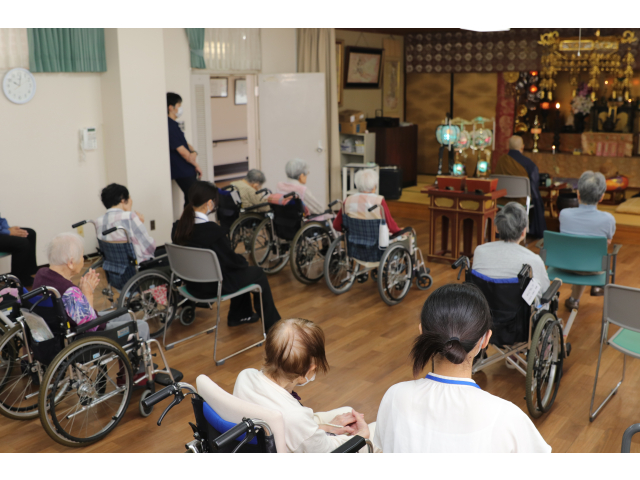 学生も利用者の皆さんと一緒にお参り🙏